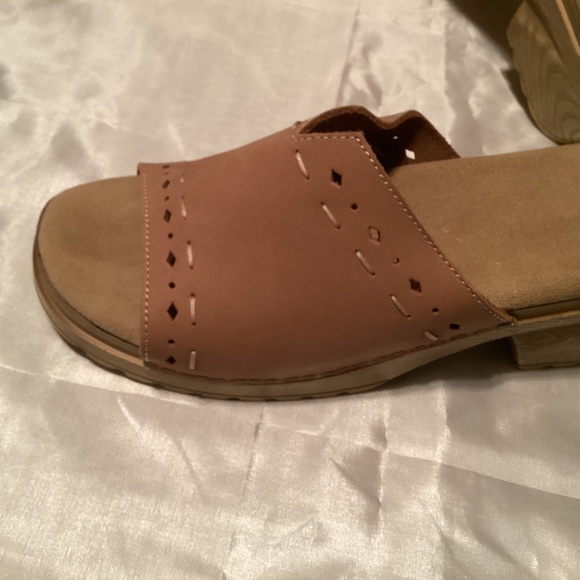 White Mountain Beige Suede Open Toe Clog Sandals, Size 10 - Picture 4 of 8